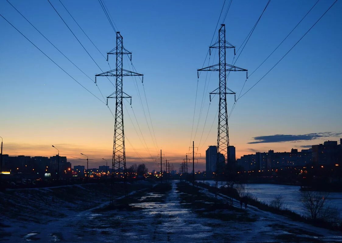 Линии электропередач россии. ЛЭП. ЛЭП В городе. Линии электропередач в городе. Высоковольтные ЛЭП.