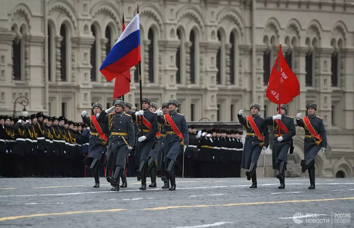 Зачем парад. Знаменная группа на параде 9 мая красная площадь. Парад 9 мая красная площадь маршируют. Торжественный марш. Торжественный парад.