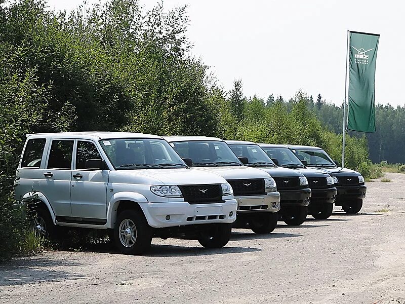 Много уазиков. УАЗ Патриот 1 поколения. УАЗ Патриот 2010. УАЗ Патриот 1 поколения Sport. Патриот спорт 2010.