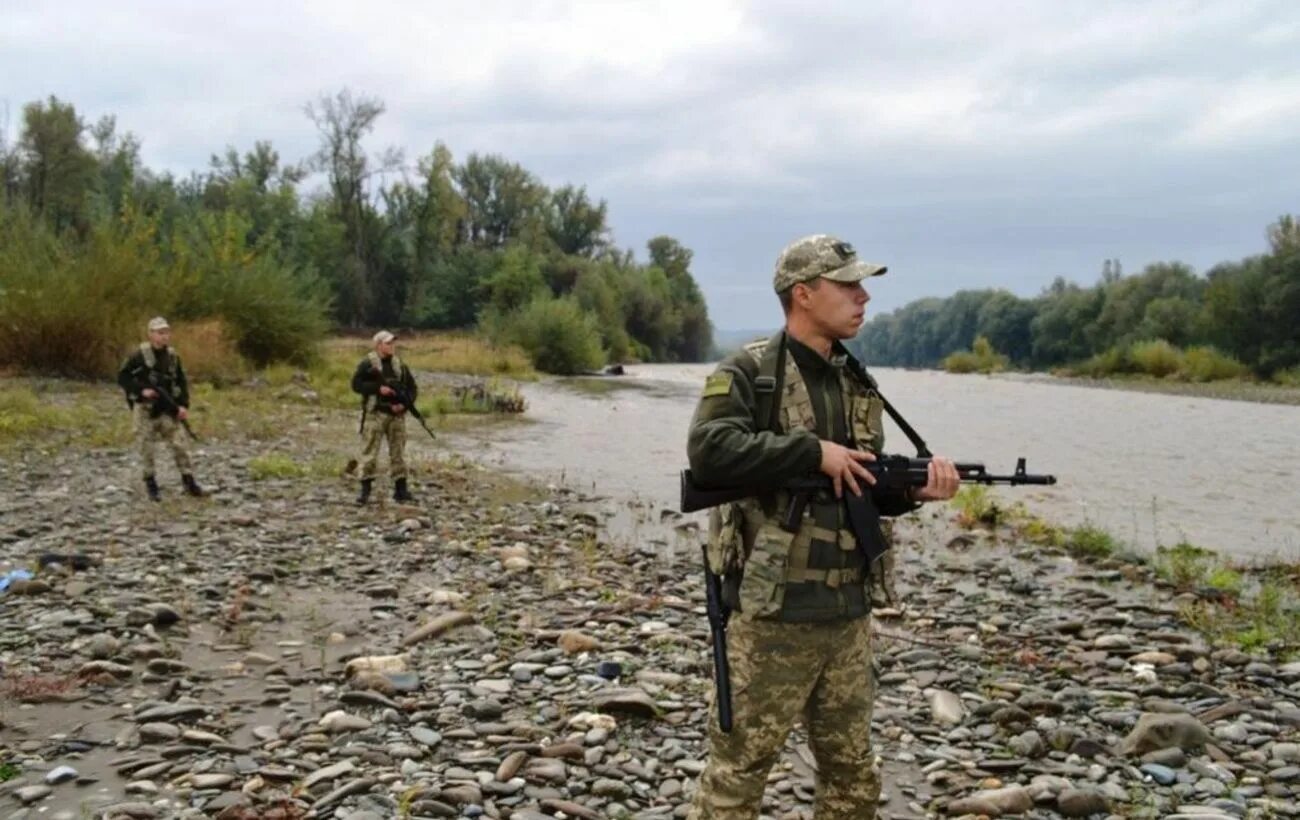 Река граница украины. Пограничники Украины. Рекамвна границе Закарпатья. Пограничная река. Пограничники Украины фото.