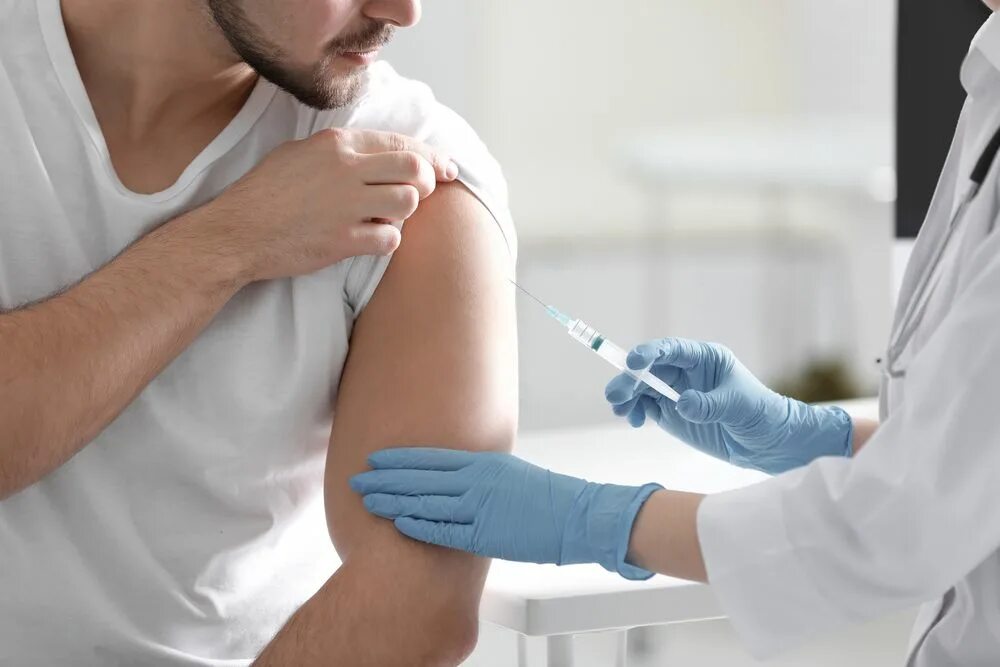 Делаем укол пациентам. Врач и пациент укол. доктор с уколом.