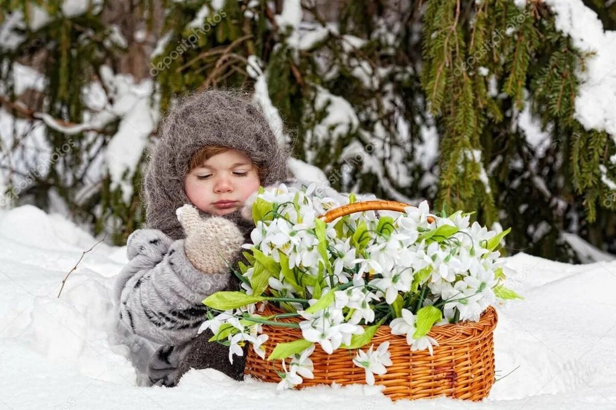 Девочка с подснежниками. Подснежник для детей. Корзинка с подснежниками. Подснежники в корзине. До весны осталось 2 дня