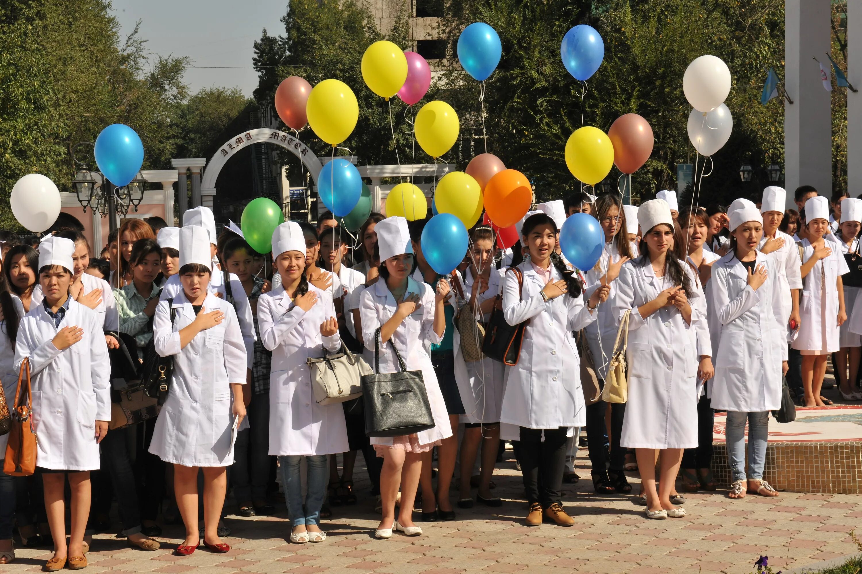 Первое сентября в мед колледже. День знаний в медицинском вузе. 1 Сентября в медицинском колледже. День знаний в колледже. Курсы в первом меде