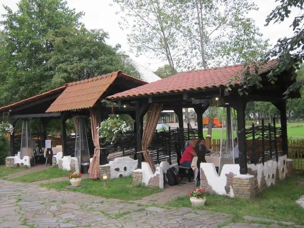 Вднх рыбалка рыбацкая деревня. Рыбацкая деревня вднх фото. Рыбацкая деревня вднх беседка. Рыбацкая деревня ввц. Летняя веранда рыбацкая деревня вднх.