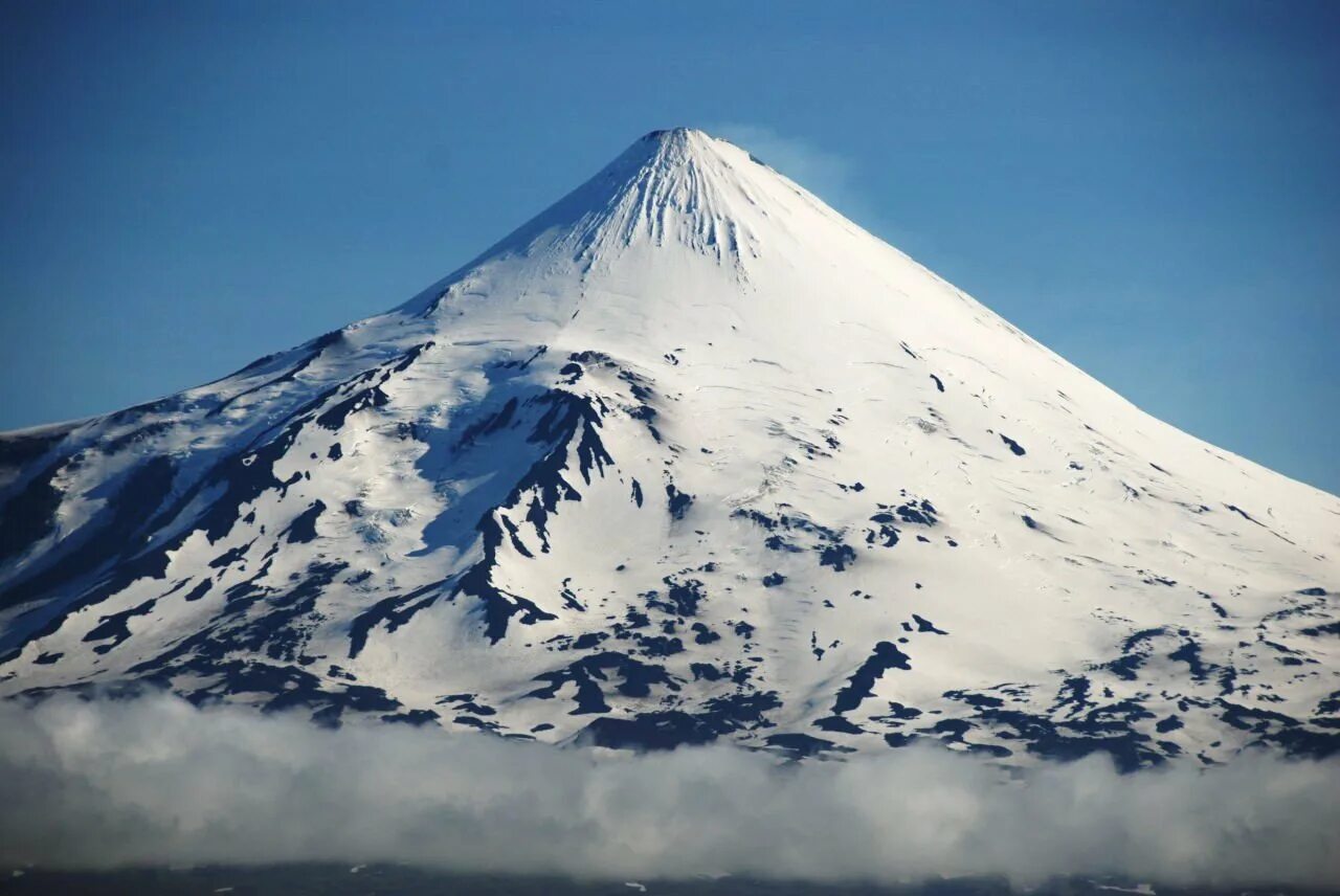Вулкан Шишалдина. Вулкан Алеутского Аляска. Вулканы Алеутских островов. Вулканы на Аляске.
