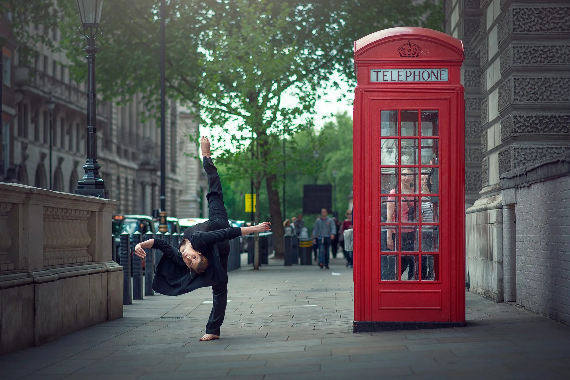 Фото на улице на телефон. Телефонная будка Лондон. Телефонная будка Англия. Человек в телефонной будке. Улицы Лондона.