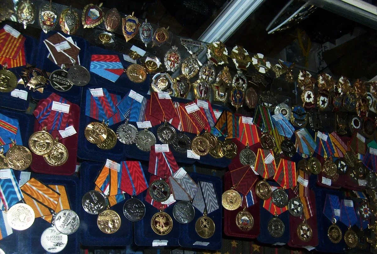 Куча орденов и медалей. Очень много медалей и орденов. Очень много наград.