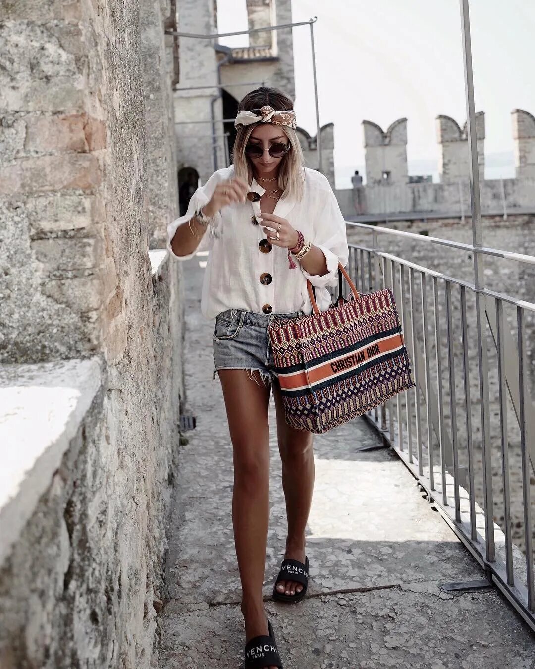 С чем носят шлепки женские. Босоножки hermes santorini. Образы с биркенштоками. Birkenstock образы. Стильные пляжные образы.
