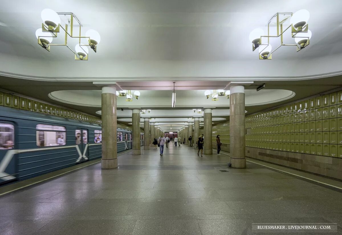 Станция метро Ясенево. Станция метро тёплый стан. Станция Ясенево Москва. Станция метро Ясенево вестибюль. Ясенево выходы