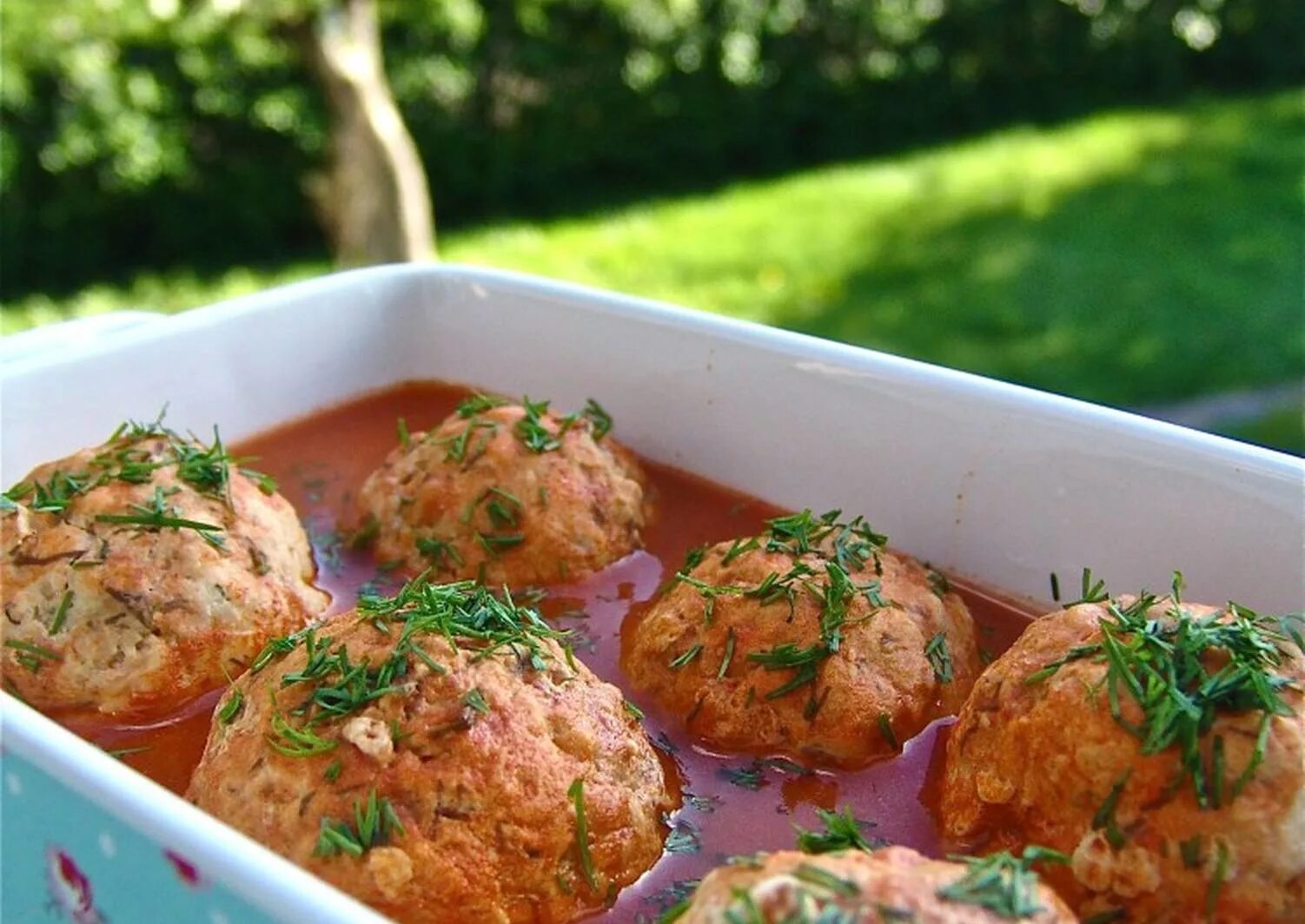 Куриные ежики с рисом. Тефтели с рисом с подливкой в духовке. тефтели куриные. куриные тефтели в томатном соусе. тефтели из куриного фарша с подливкой.