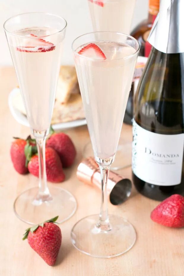 Maison strawberry champagne. Бокал шампанского с клубникой. Клубника в бокале. Шампанское клубника со сливками. Фужер шампанского с клубникой.