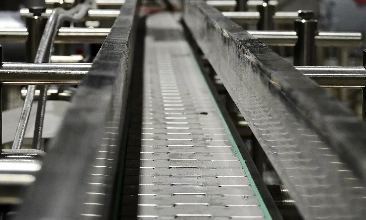 Конвейер чисел. Шурупов конвейер. заводской конвейер. funny person on conveyor belt. funny cat on conveyor belt.