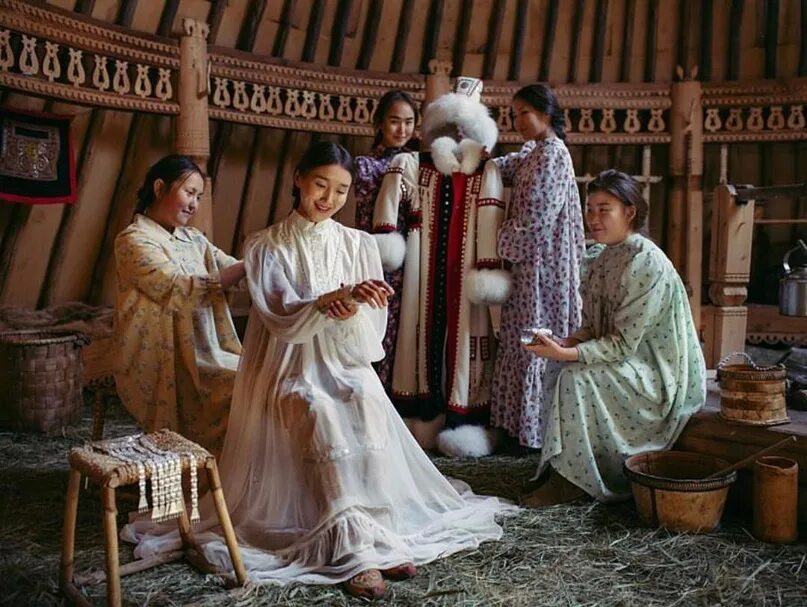 Якутская традиция уважительное отношение женщины к мужу. Якутская свадьба. Свадьба якутов. Якуты Свадебные традиции. Якуты многоженство.