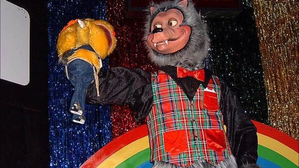 Чак аниматроник. Пиццерия чаки чиз. chuck e cheese аниматроники. чаки чиз пиццерия аниматроники. чаки-чиз rolfe.