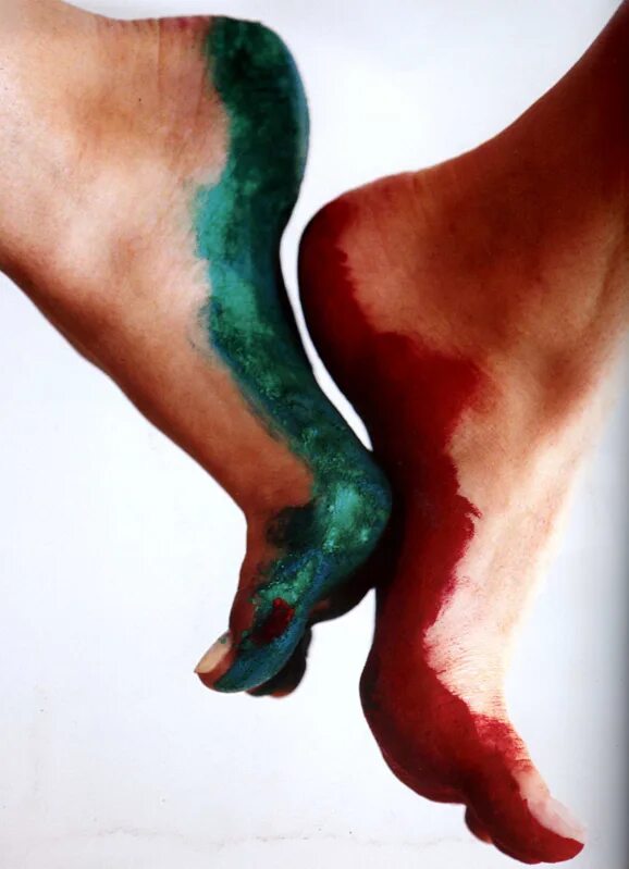 Картина ноги. Стопы художественная. Босые ноги в краске. Босиком по краске. Feet latex aquakey текст