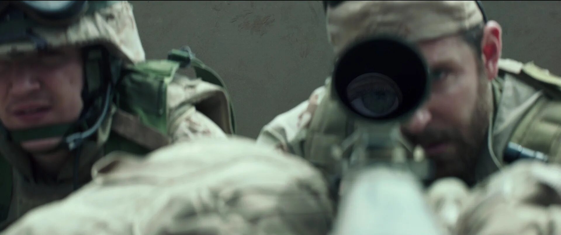 Снайпер 2014 трейлер. American sniper 2014. Американский снайпер мустафа. Брэдли купер в фильме снайпер. Американский снайпер 2014.