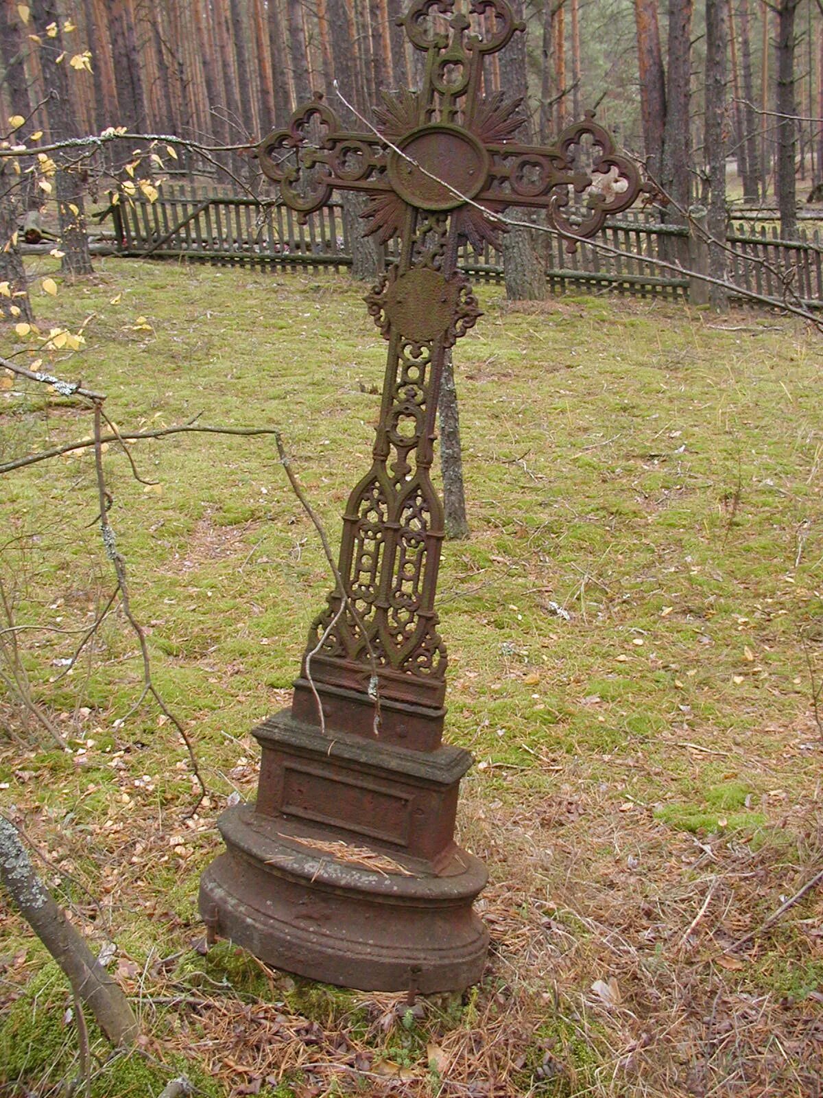 Чугунный Могильный крест 19 века. Крест чугунный. Старинный чугунный крест. Крест из чугуна на могилу. Чугунный крест