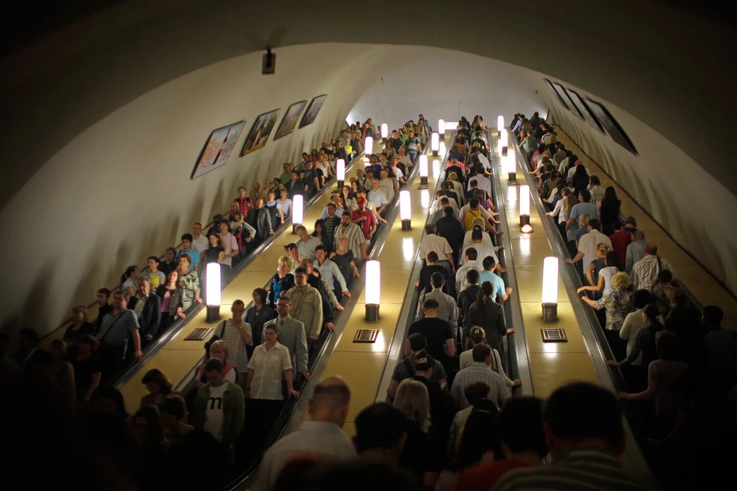 Часы пик в городе. Эскалаторы московского метро в часы пик. московское метро в час пик. часпик в московском метро. часпик в мочковсеом метро.