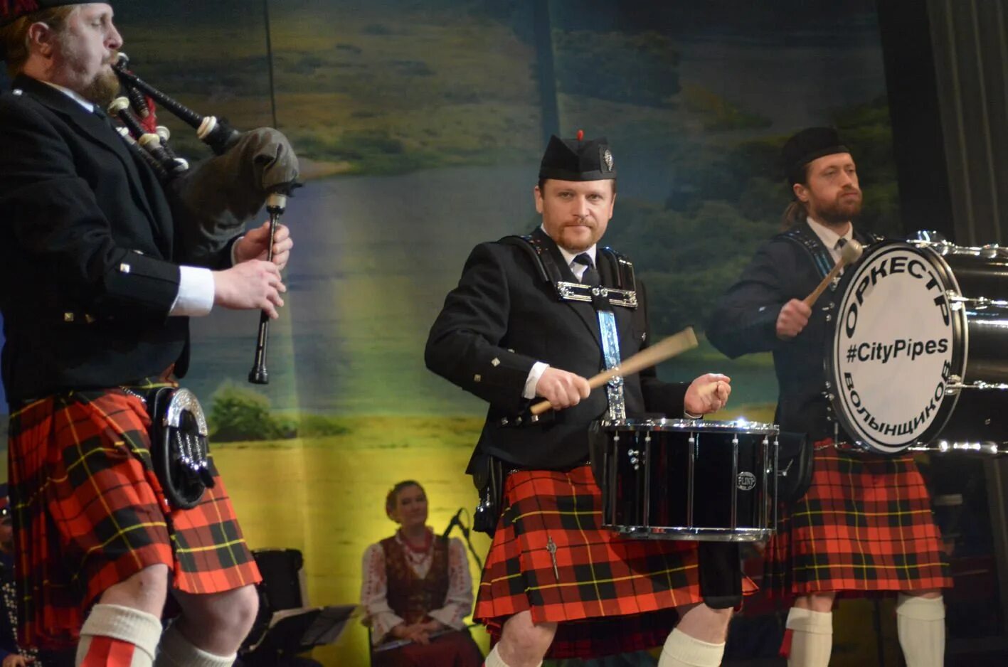 Оркестр волынщиков. Ансамбль волынщиков. оркестр волынщиков city pipes. сити пайпс волынщики. татарская филармония волынщиков.
