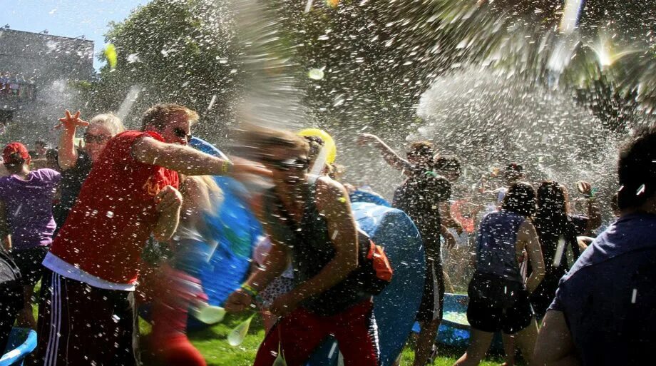 Битва шарами. Битва водяными шарами. Экскурсия битва водяными шарами. Битва шариками с водой. Водные баталии игровая программа.