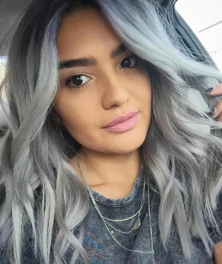 пепельные волосы у девушек с карими глазами. пепельный миллиривинь. мишель олвера с серыми волосами. прически с пепельным цветом волос. пепельный цвет волос для карих глаз.