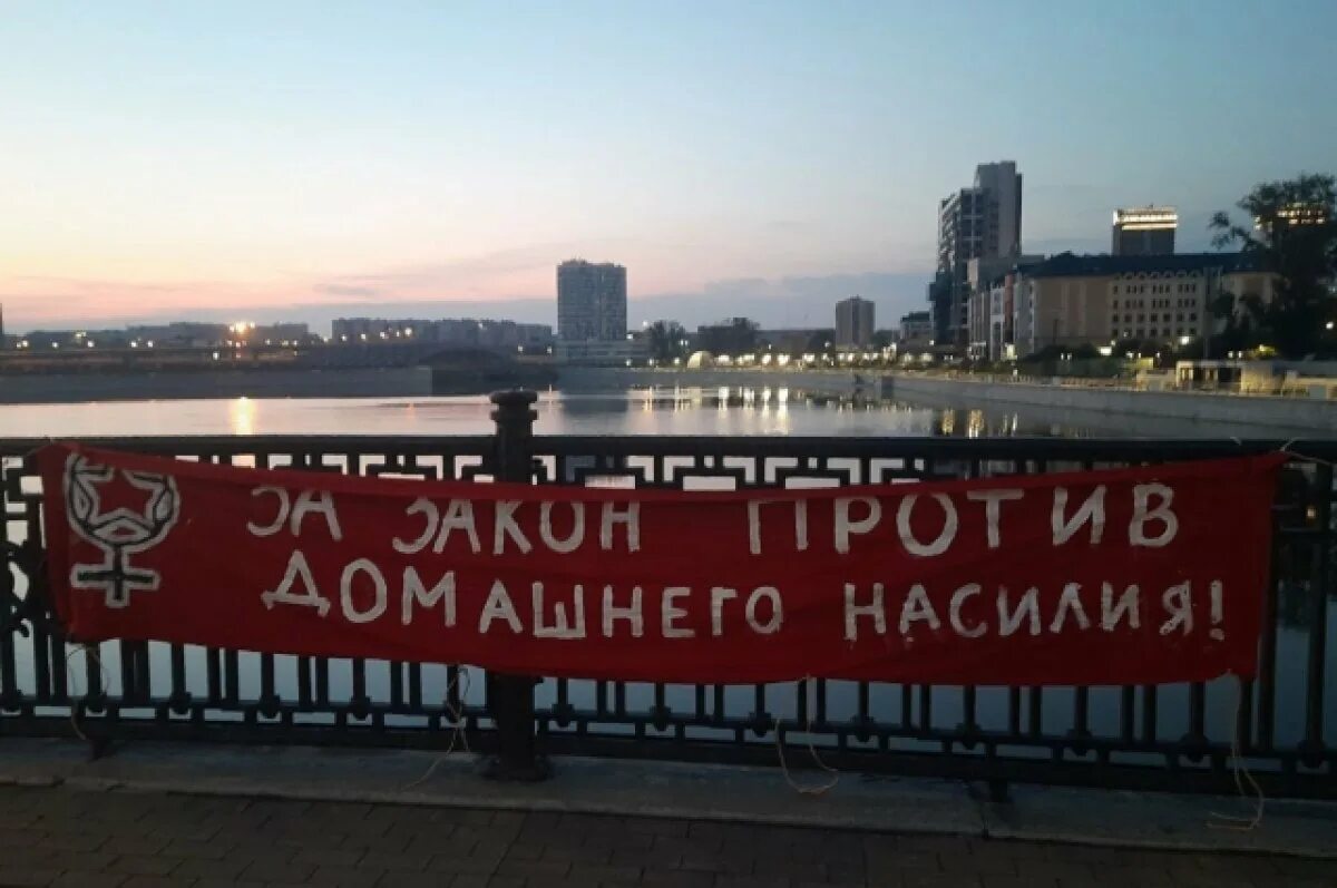 Против домашнего насилия. Против насилия над женщинами. Российская общественная инициатива против домашнего насилия. Митинг против отмены карт мир в турции. Митинг против закона о домашнем насилии.
