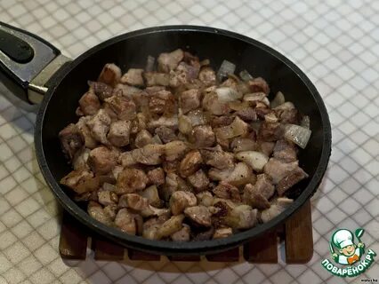 Мясо с луком на сковороде свинина кусочками