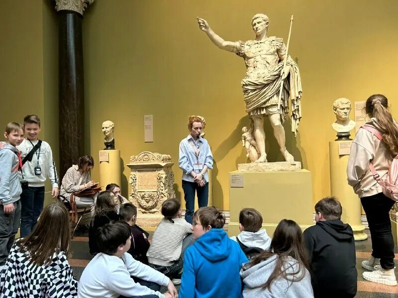 Экскурсовод пушкин. Дети на экскурсии в музее. Пушкинский музей экскурсии. Пушкинский музей экскурсии. Экскурсовод пушкин.