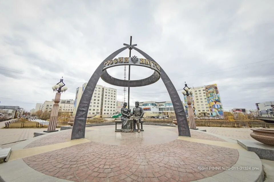 Памятник семену дежневу. Памятник дежневу в якутске. памятник семену дежневу и абакаяде якутск. памятик дежнёву в якутске. памятник семёну дежнёву в якутске.