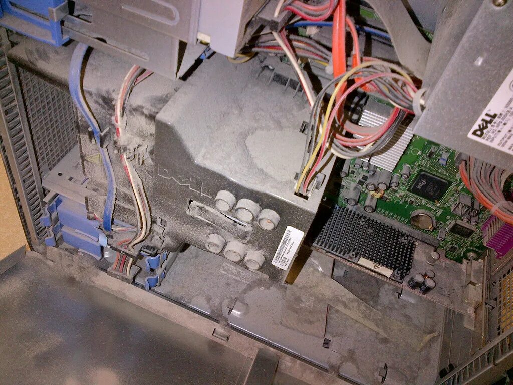 завис системный блок. грязный системный блок. пыльный системник. компьютер перегрелся. завис системный блок.