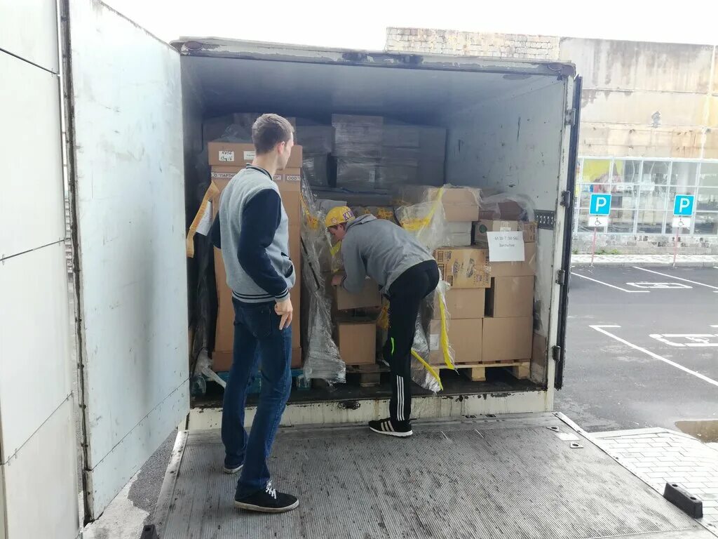 Дежурный по переезду форма одежды. Дежурная по переезду. Дорожные знаки железнодорожные. Переезд и жизнь в канаде. Переезд в село.