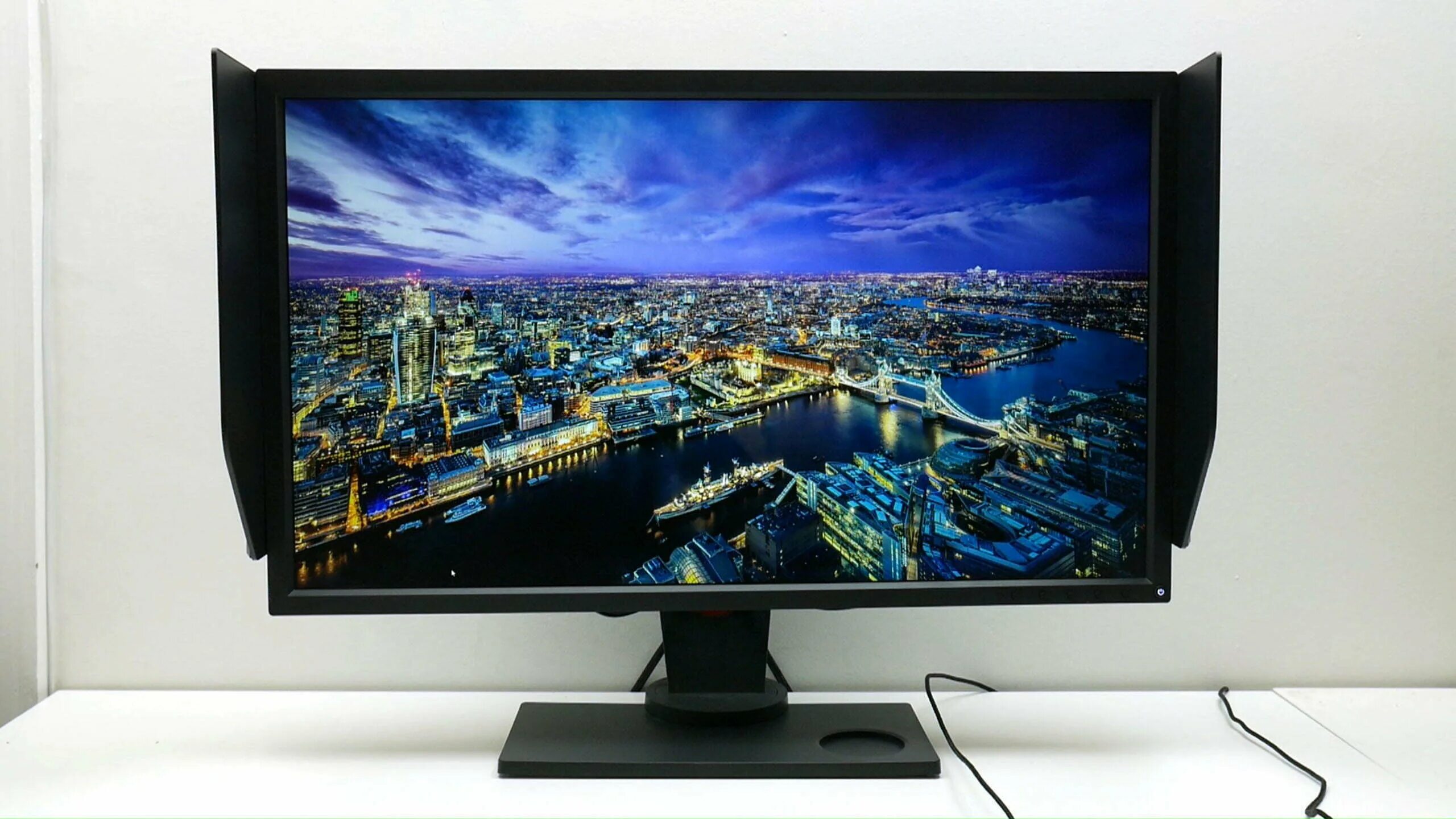 Монитор отображает информацию. BENQ xl2735. Xl2735 монитор. Монитор topview eb426da. Монитор будущего.