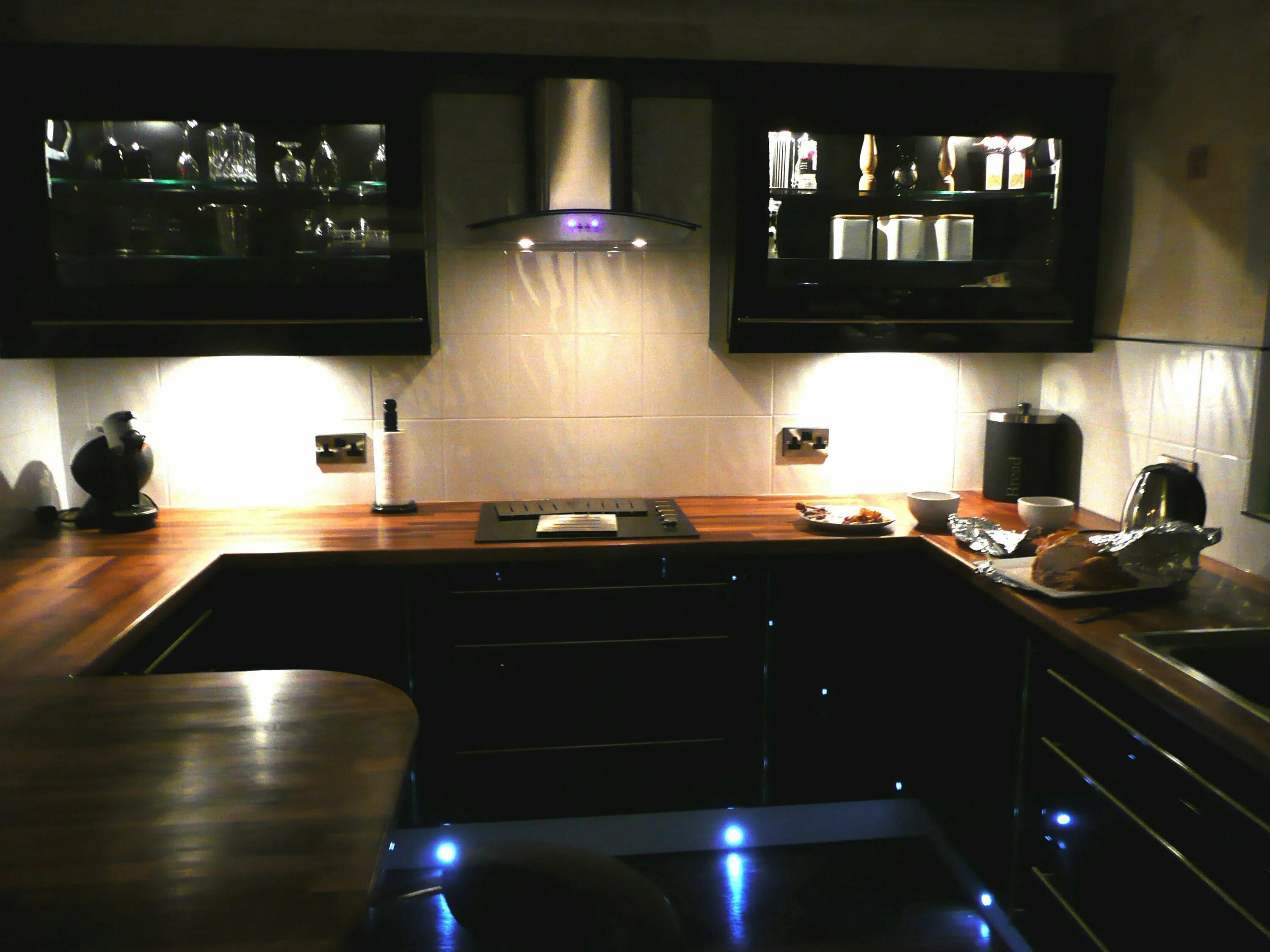 А ночью на кухне слушать. Черные кухни. Черная кухня с подсветкой. Черная кухня с черной столешницей. Черный кухонный гарнитур с подсветкой.
