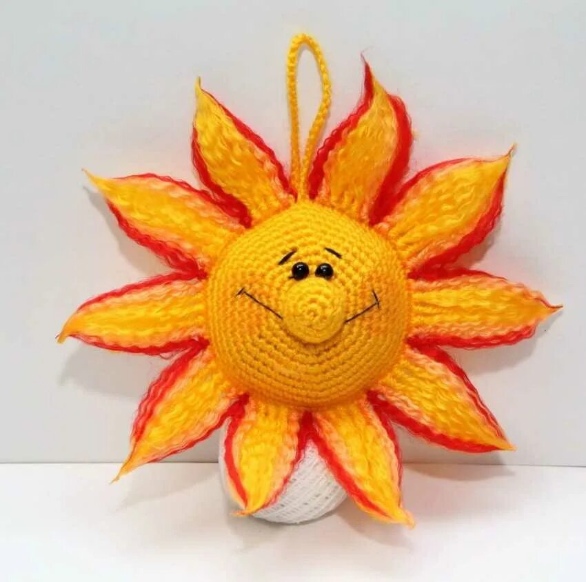 Вязаное солнышко. Солнце крючком. Игрушка солнышко крючком. Вязаное солнышко крючком.