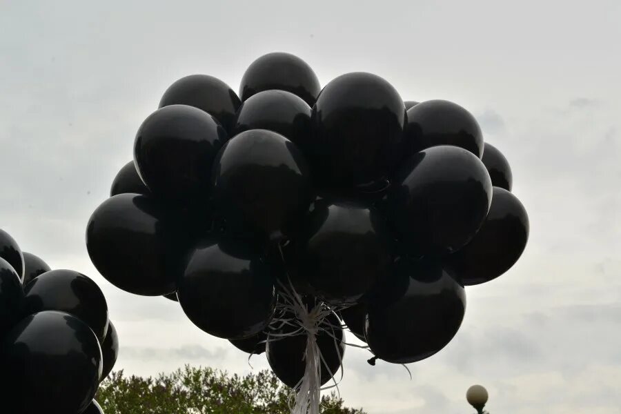 Черный шар против. Черные воздушные шары. Шары в черном цвете. Черные шары в небе. Воздушные шары Эстетика.