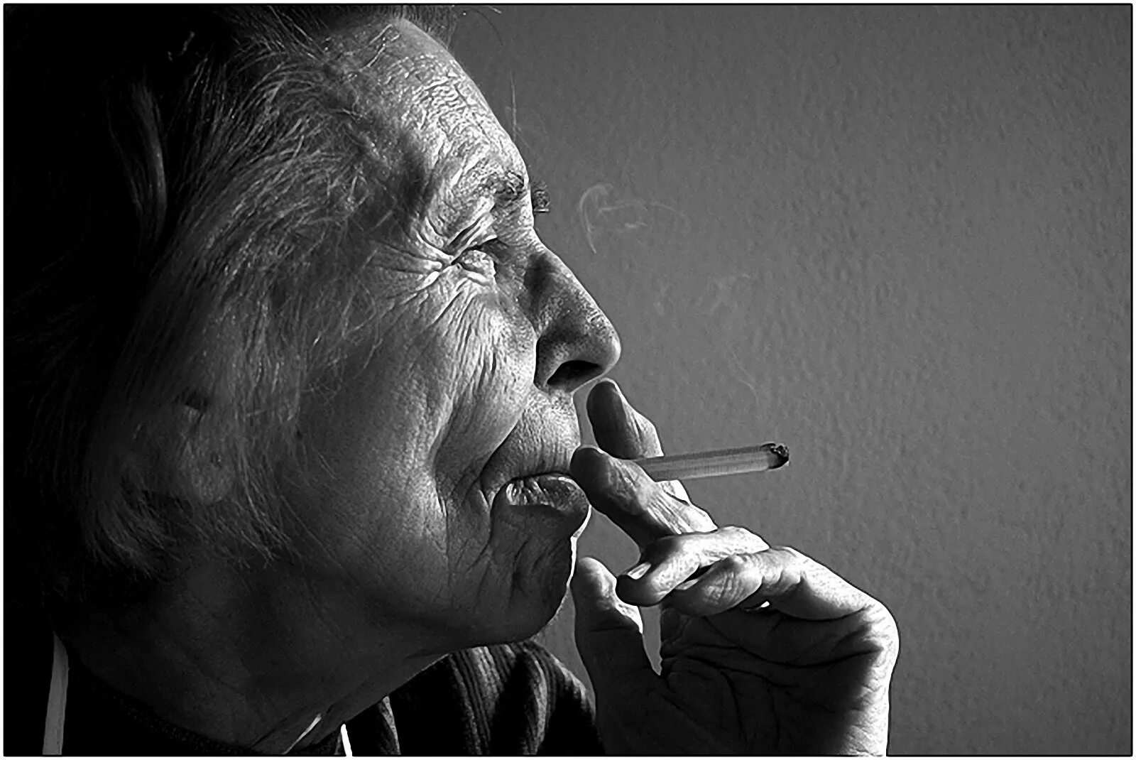 Брюнетка стариком. Старая женщина с сигаретой. Старушка с сигаретой. Пожилая женщина с сигаретой. Старуха с сигаретой.