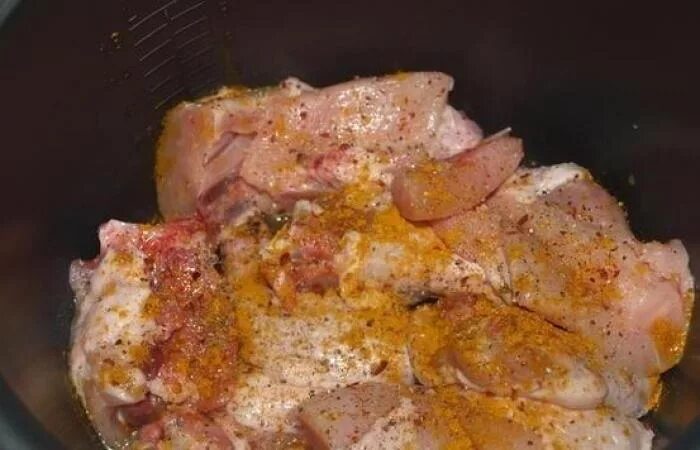 Приготовить курицу с солеными огурцами. Азу по-татарски с солеными огурцами из говядины. Курица фаршированная маленькими яблочками. Приготовить курицу с солеными огурцами. Курица в кефире с картошкой.