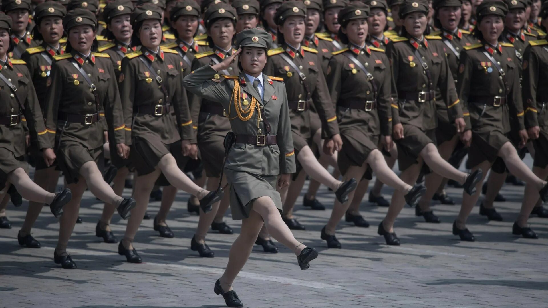 Сколько северной корее. Солдаты Северной Кореи. Парад в Северной Корее женщины. Северная Корея девушки маршируют. Женщины в армии Северной Кореи.