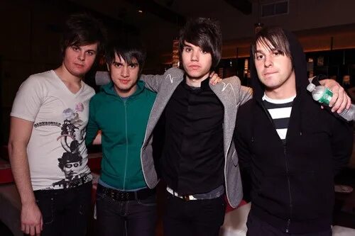 Panic at the disco viva la vengeance альбом. Panic at the disco 2004. Video panic. Волшебник паник эт зе диско. Паник эт зе диско.