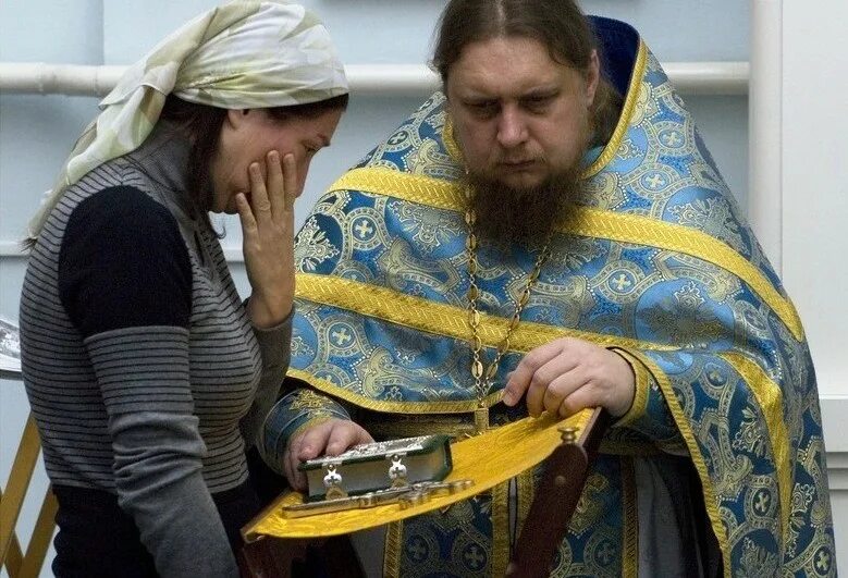 Исповедь нужно ли поститься. Епитрахиль исповедь. исповедь духовник. батюшка на исповеди. священник на исповеди.