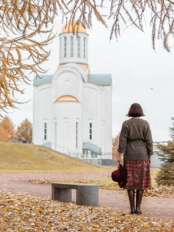 Женщина около храма. Православная женщина. Селфи в церкви. Фотосессия возле церкви. Красивые православные девушки.