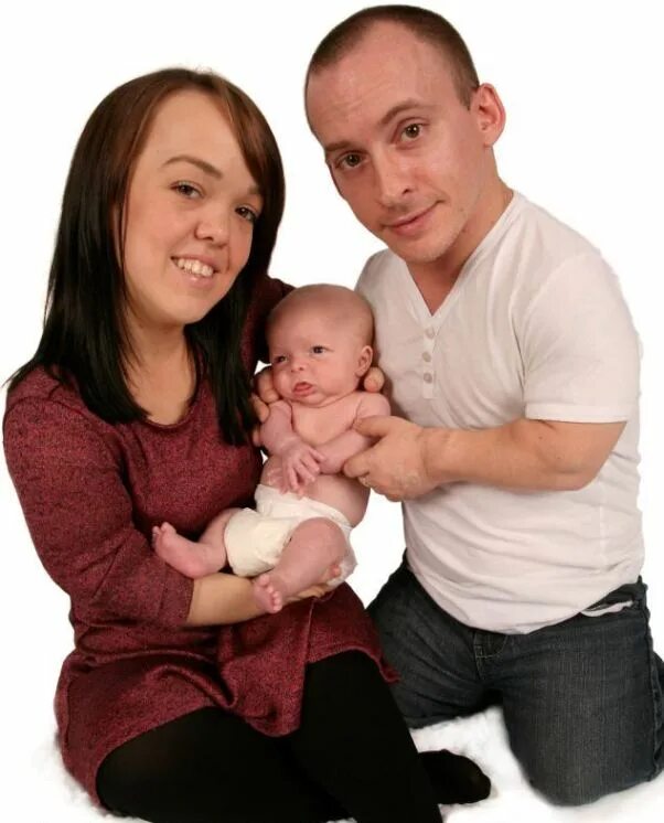 Дети карликов. Низкорослые дети. Могут ли быть дети у людей. Тройняшки дауны. Могут ли быть дети у людей.