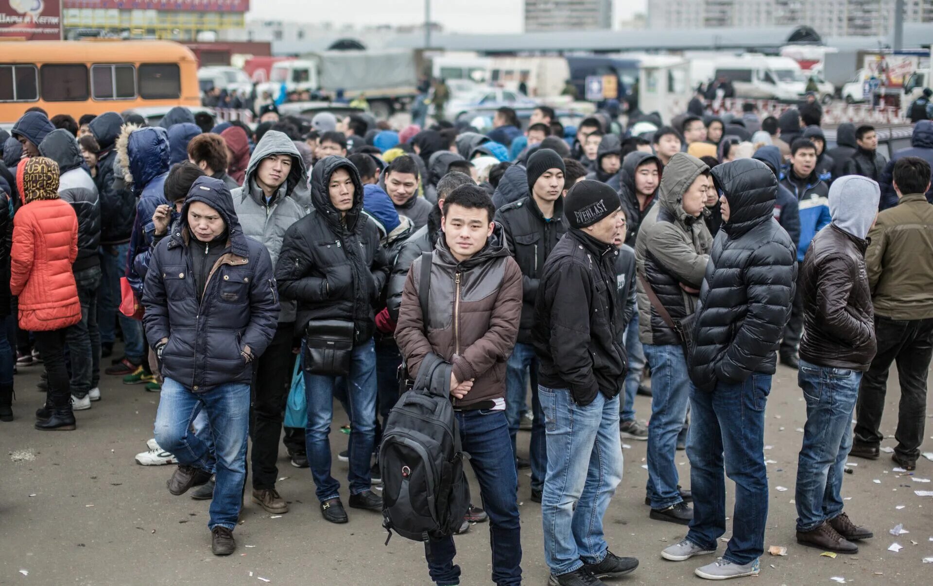 Миграция в петербург. Трудовая миграция кыргызстанцы в москве. толпа мигрантов. мигранты в россии. мигранты в москве.