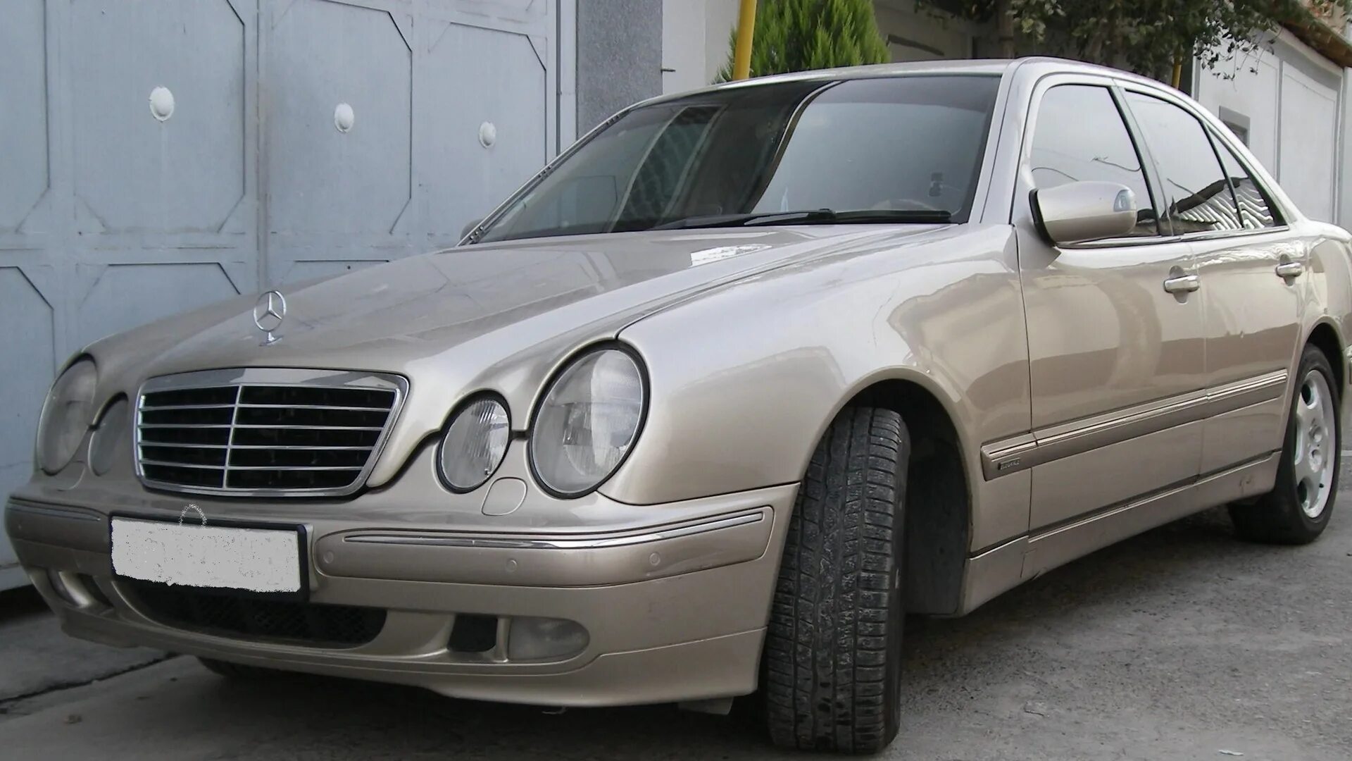 2000 год на продажу. Старый Мерседес 2000. Mercedes Benz e220 2000 год. Mercedes 2000 2023.