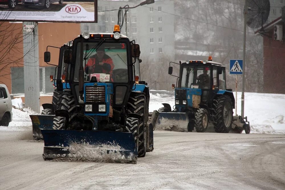 Работа мтз вакансии. Трактор-щетка МТЗ 82.1 Беларус. МТЗ Беларус 82.1 отвал щетка. Коммунальный трактор МТЗ 82 зима. Отвал на МТЗ 82.1.