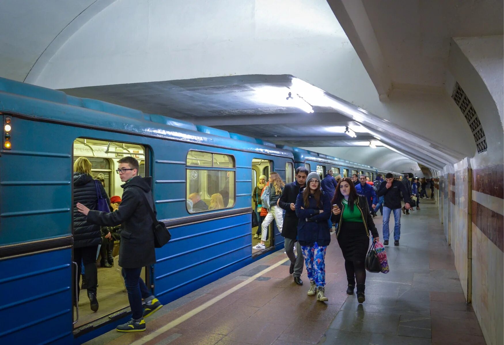 Пассажирам московского метрополитена. Вагон метро на фиолетовой ветке. Поезда метро и пассажиры. Вологодский метрополитен. Казань вагон метро.