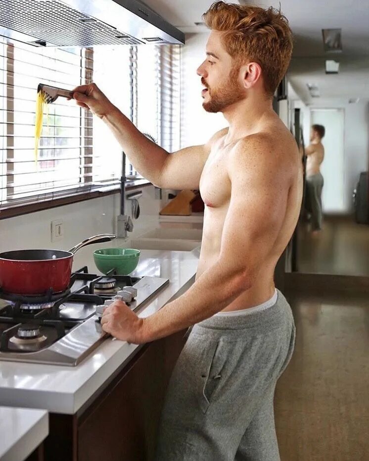 Муж на кухне. Парень на кухне. Мужчина на кухне. Красивый парень на кухне. Красивый мужчина на кухне.