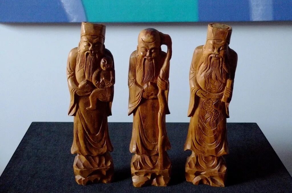 3 фигурки. Фигурки из сандалового дерева. Фигурка старца из дерева. Статуэтка мудрец. Деревянные статуэтки богов.