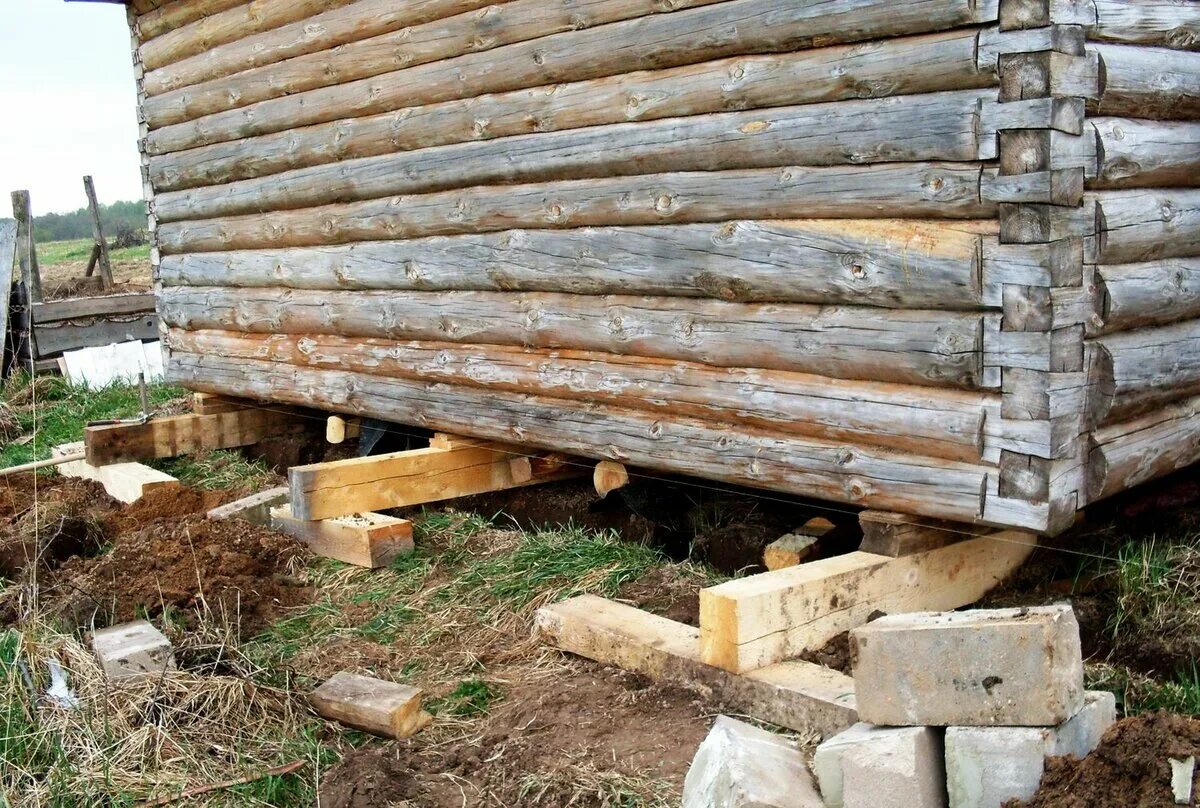 Какой фундамент бани бревна. Баня сруб 6 на 4 на столбчатом фундаменте. баня из сруба на столбчатом фундаменте. фундамент для бани из сруба 3х5. забирка столбчатого фундамента.