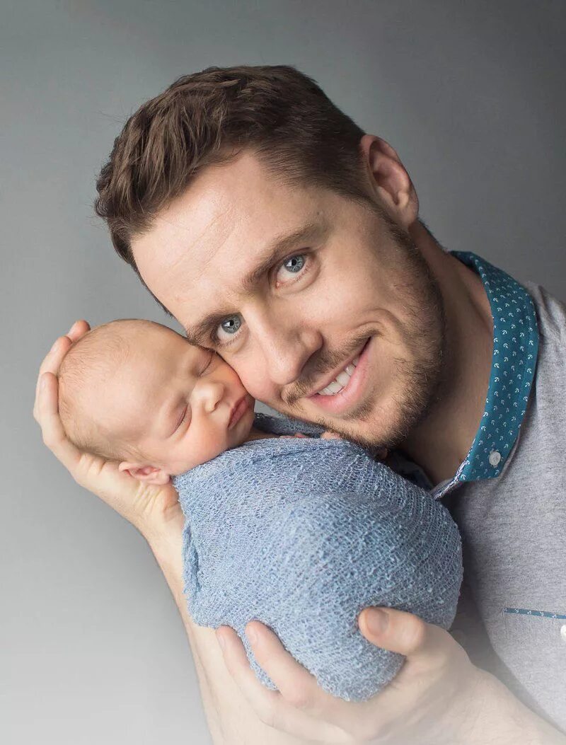 Папа с младенцем. Маленькая девочка с папой. Отец с двумя дочками. Детям о папе. Фотосессия новорожденного с папой.